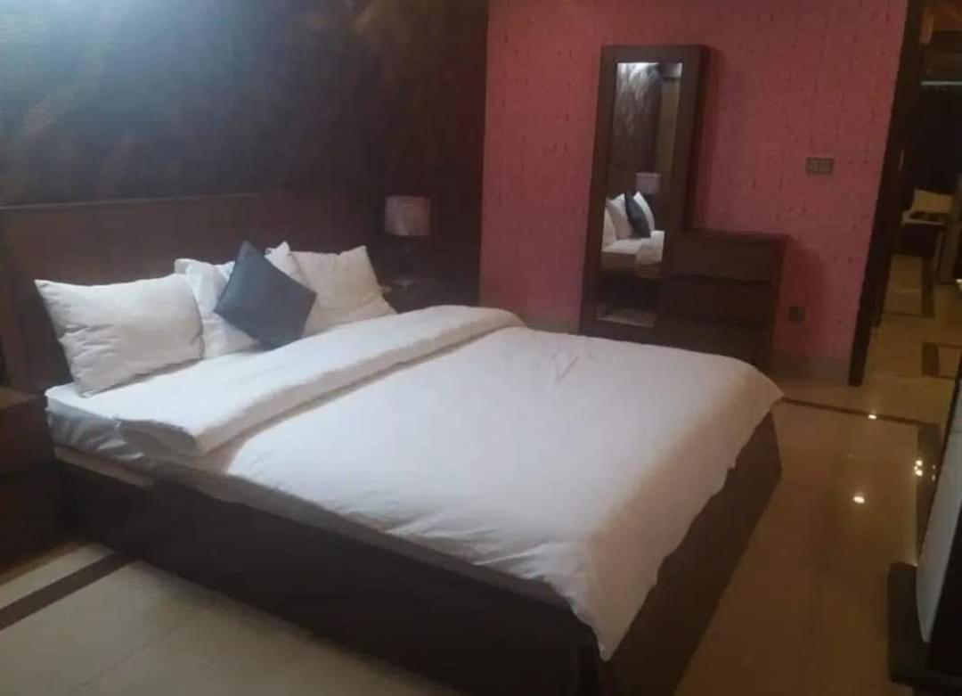 Pyramid International Guest House Islamabad Bagian luar foto